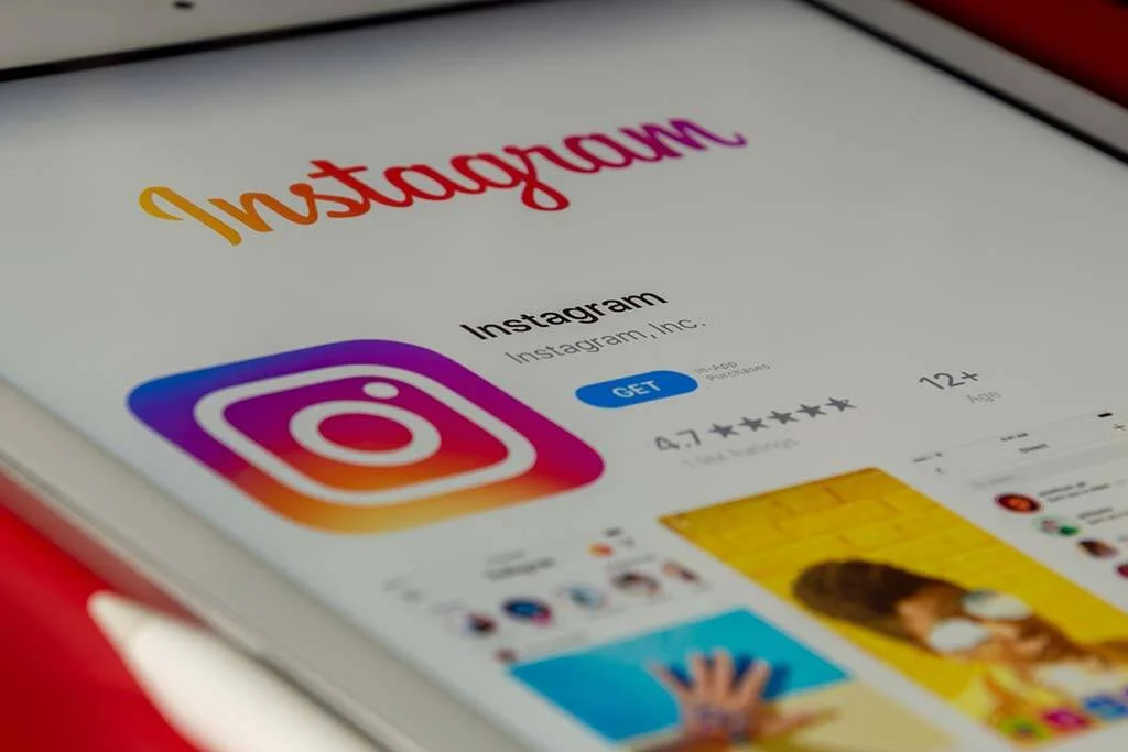 ليس من المنطق أن تتباهى بالحرية و أنت مكبل بقيود المنطق